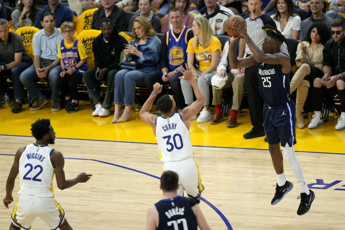 Jugada en la primera mitad entre los Dallas Mavericks y los Golden State Warriors. Foto Afp