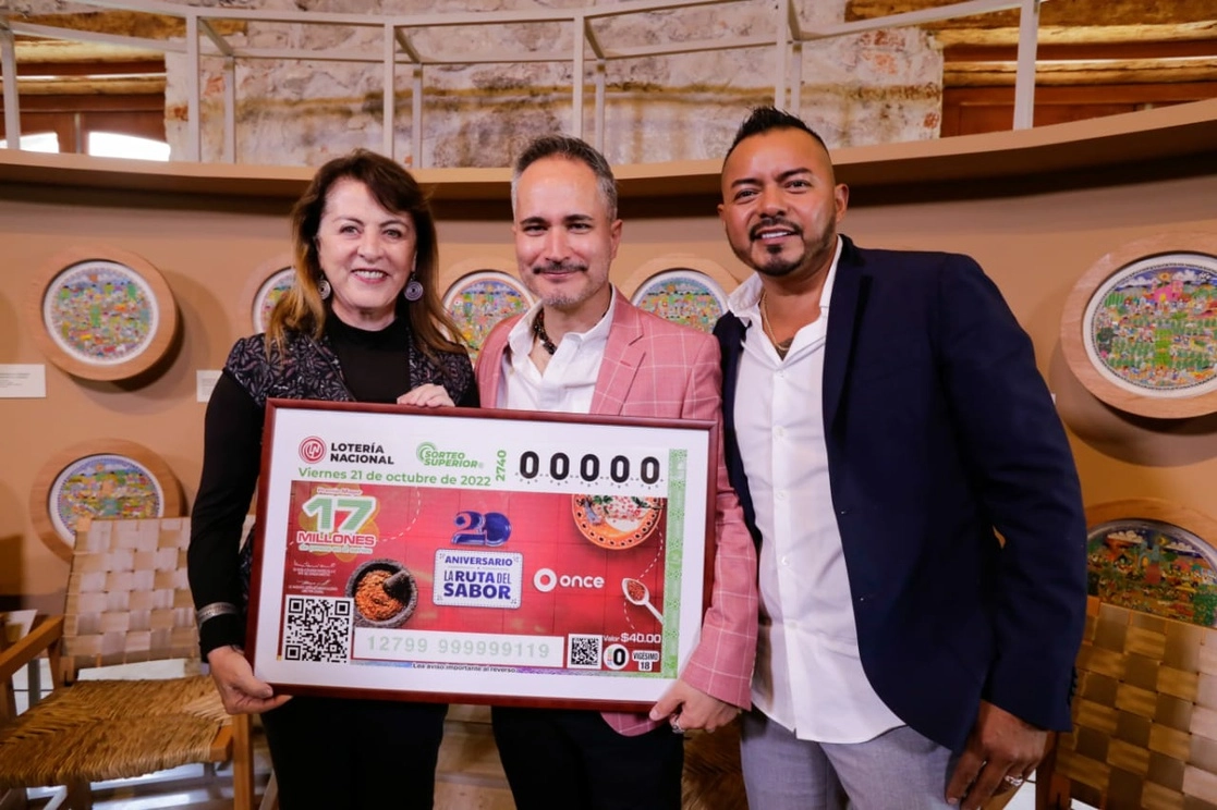 Develación del billete del Sorteo Superior 2740 de la Lotería Nacional para festejar el 20 aniversario del programa ‘La ruta del sabor’. Foto tomada de @lotenal