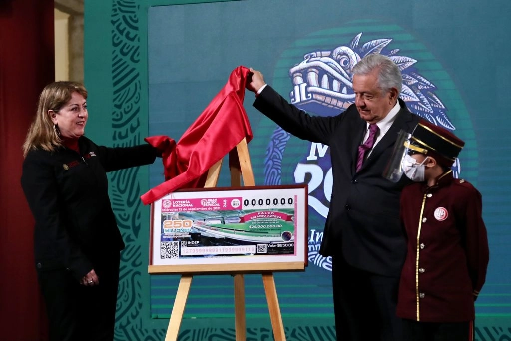 El presidente Andrés Manuel López Obrador y la directora de la Lotería Nacional, Margarita González, anuncian la realización de un sorteo para septiembre en el que se rifarán inmuebles incautados y un palco en el Estadio Azteca, el 16 de junio de 2021. Foto Roberto García Ortiz