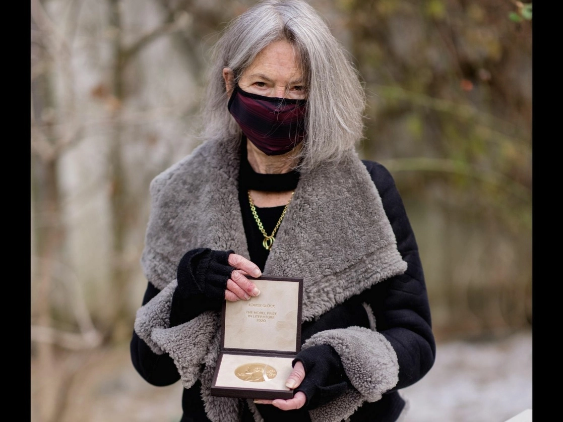 Sin la espectacularidad de ceremonias anteriores, la poeta Louise Glück recibió la presea del Premio Nobel de Literatura 2020 en su domicilio, ubicado en Cambridge, Massachussets. Foto Ap