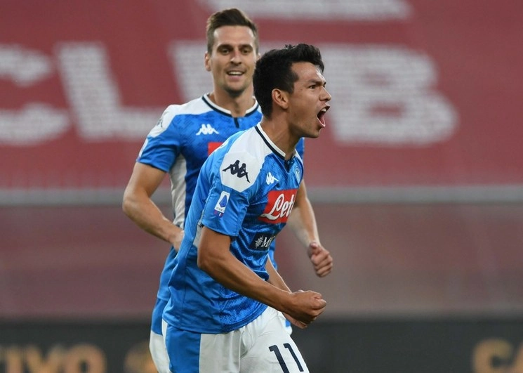 Hirving ‘Chucky’ Lozano festeja su anotación ante el Génova, en el duelo de la fecha 31 en la Serie A. Foto tomada del Twitter @sscnapoli