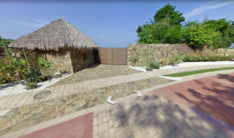 Una residencia dentro el fraccionamiento Quinta Mar, en Ixtapa Zihuatanejo sería propiedad de Lozoya y fue el segundo inmueble que las autoridades incautaron al ex funcionario federal. trada al condominio Quinta Mar, en Ixtapa, Zihuatanejo. Foto tomada de Google Earth