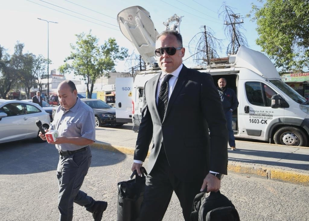 Miguel Alonso Ontiveros, el abogado de Emilio Lozoya, llega a la audiencia del ex director de Pemex en los juzgados del Reclusorio Norte, Ciudad de México, el 16 de febrero de 2023. Foto Yazmín Ortega Cortés