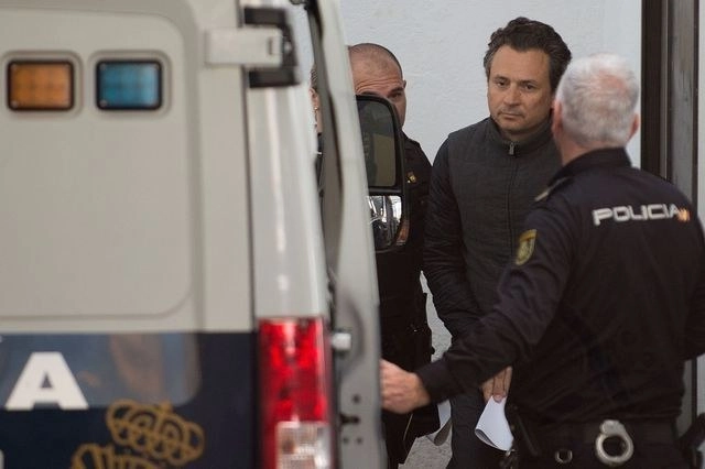 El ex director de Pemex, Emilio Lozoya custodiado por la policía española en Marbella, el 13 de febrero pasado. Foto Afp

