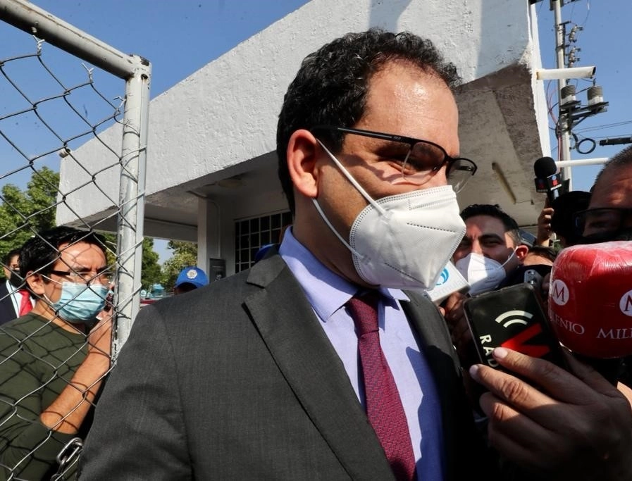 El abogado de Emilio Lozoya, Alejandro Rojas, se retira de los juzgados del Reclusorio Norte, después del ex director de Pemex, en la Ciudad de México, el 26 de enero de 2022. Foto Roberto García Ortiz