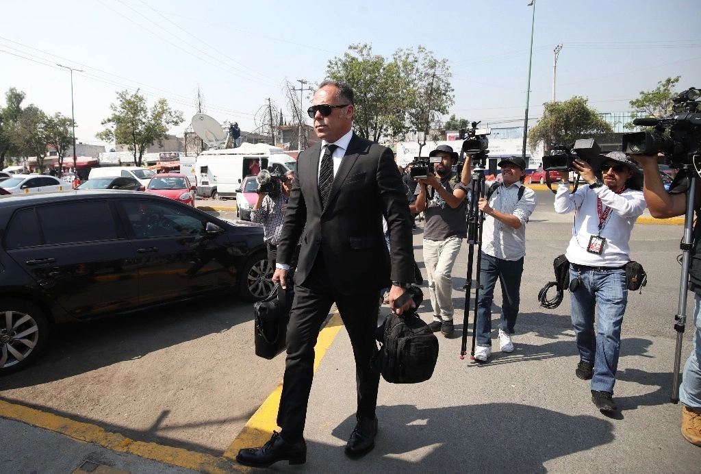 Miguel Ontiveros, abogado defensor de Emilio Lozoya, ex director de Pemex durante su llegada al RENO el 27 de abril del 2023. ‘La Jornada’ / Yazmin Ortega Cortes
