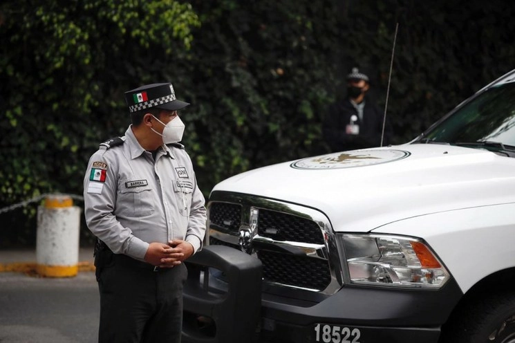 Elementos de la Guardia Nacional vigilan el exterior del Hospital Ángeles del Pedregal, desde donde comparece el ex director de Pemex, Emilio Lozoya, por el caso Agro Nitrogenados. Foto Cristina Rodríguez