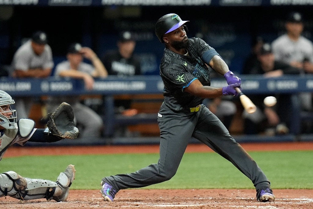 Randy Arozarena, de los Tampa Bay Rays, conecta un doble productor ante el relevista de los Yankees de Nueva York, Dennis Santana, durante la séptima entrada de un juego de béisbol el sábado 11 de mayo de 2024 en St. Foto Ap