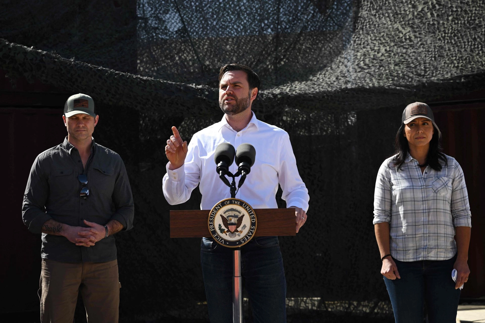 Vance (centro) afirmó que la administración Trump designó a los grupos de narcotráfico como organizaciones terroristas con el objetivo de frenar el flujo de drogas hacia Estados Unidos.