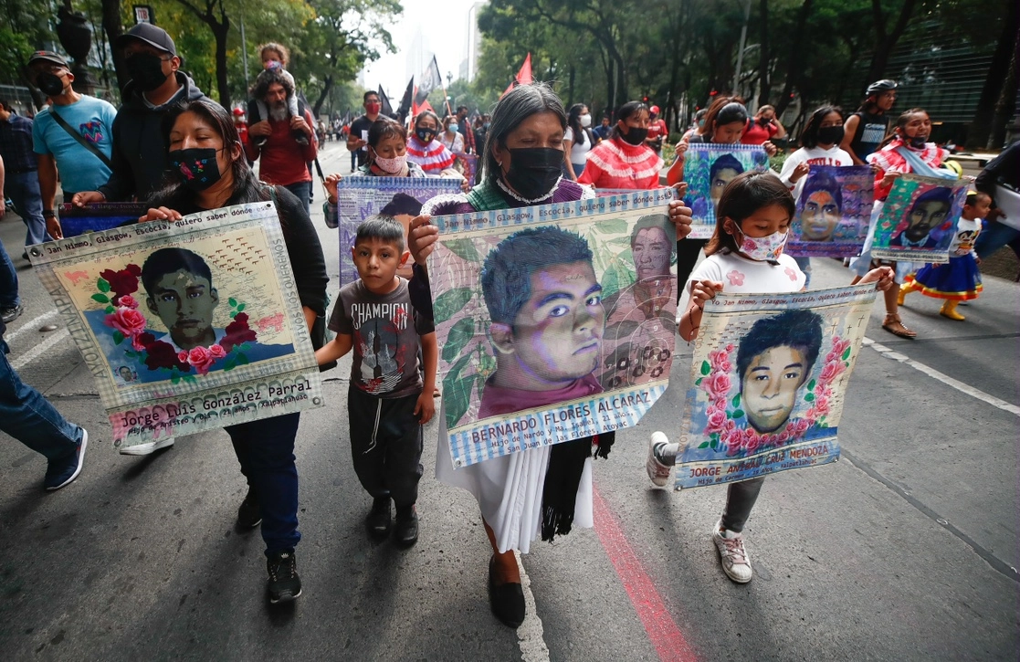 Familiares de los normalistas marchan sobre Paseo de la Reforma este 26 de agosto de 2022. Foto Víctor Camacho