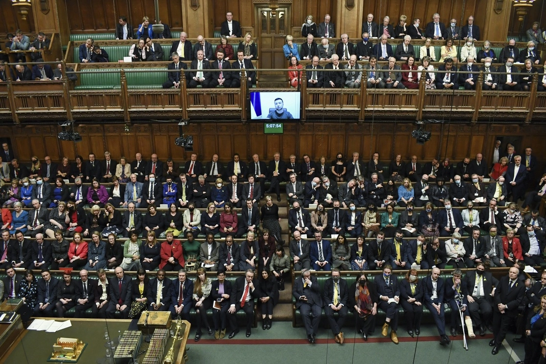 El presidente ucranio, Volodimir Zelenski, se dirige vía remota a los legisladores británicos en la Cámara de los Comunes en Londres, el 8 de marzo de 2022. Foto Parlamento del Reino Unido vía Ap
