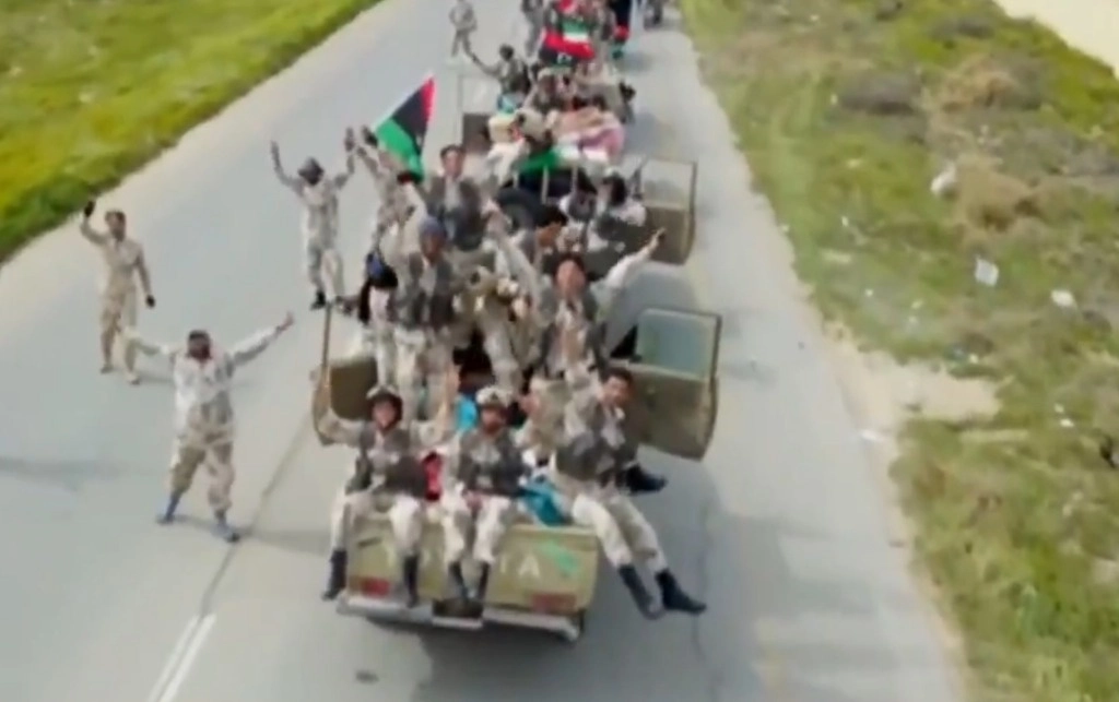 Libia lleva años dividida entre gobiernos rivales en el este y el oeste, cada uno respaldado por grupos armados y gobiernos extranjeros. Captura de pantalla de un video de X.