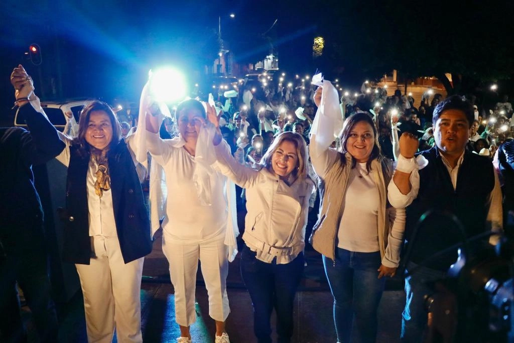 Lucía Meza (centro) del FAM arrancó su precampaña por la gubernatura de Morelos. Foto Tomada de X @LucyMezaGzm