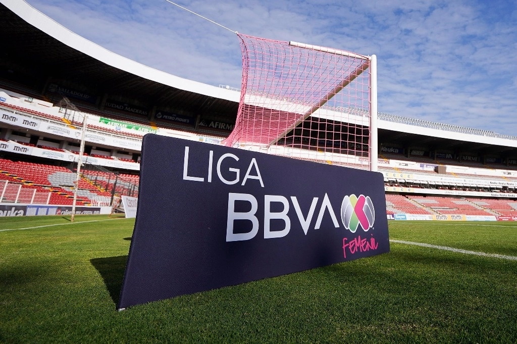 No obstante, al reiterar la gravedad de su situación, dejaron de convocarla para los partidos y el club se limitó a hacer una propuesta para darla de baja, por lo cual, al no recibir el apoyo suficiente, decidió regresar con su familia Estados Unidos. Foto @LigaBBVAFemenil
