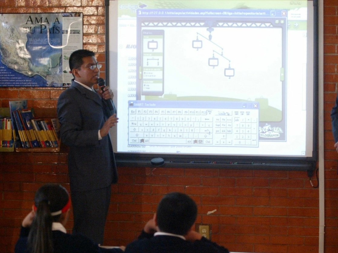 Autoridades federales presentaron el programa Enciclomedia para el ciclo escolar 2004-2005 en la escuela primaria Manuel Gallardo Zamora, de la colonia Pedregal Las Águilas, en la Ciudad de México. Foto José Antonio López / Archivo