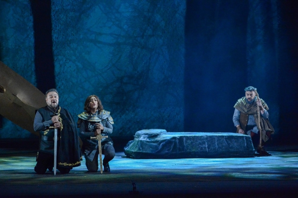 Con esta nueva producción, hoy se inaugura la temporada 2024 de la CNO, como parte de los festejos por el 90 aniversario del Palacio de Bellas Artes, donde repetirá funciones el 13 y 15 de este mes. El tenor Ramón Vargas (extrema izquierda), encabeza el elenco al lado de la soprano Karen Gardeazabal y el barítono rumano Mihai Damian. Foto cortesía del Inbal 