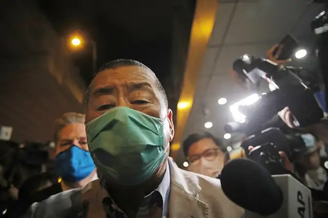 Jimmi Lai, crítico del gobierno de Pekín y magnate de los medios de comunicación en Hong Kong tras su liberación. Foto Ap