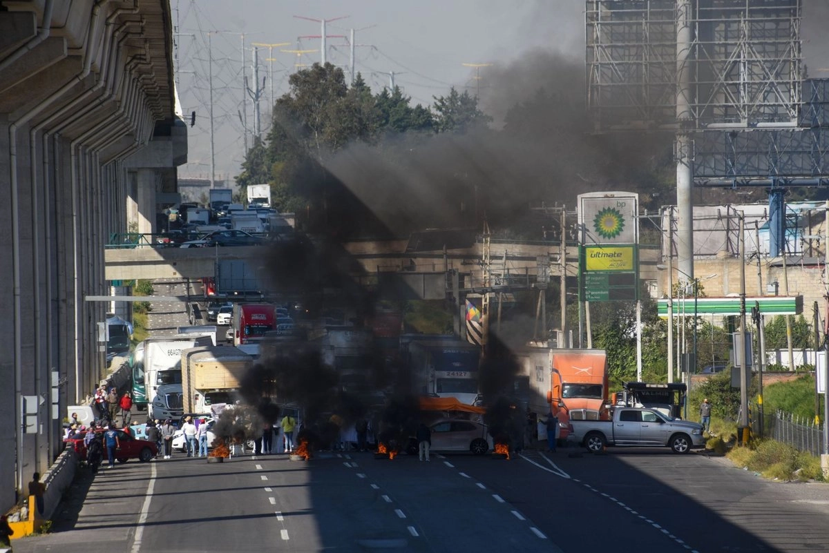 Familiares y amigos de personas desaparecidas en el Edoméx bloquearon la carretera Toluca México a la altura del km 48. Foto 
