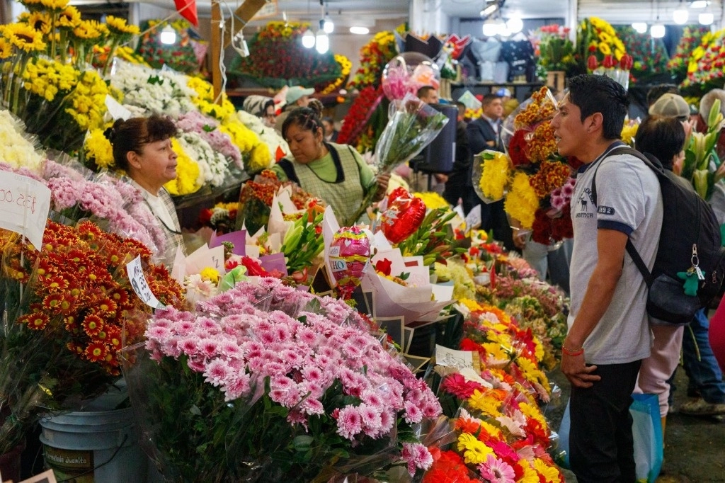 Vendimia de flores en el mercado de Jamaica, en la víspera del Día del Amor y la Amistad, en la Ciudad de México, el 13 de febrero de 2024. Foto Pablo Ramos


