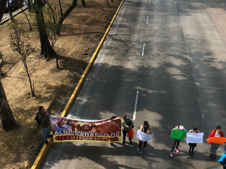 Después de bloquear por más de tres horas carriles centrales del Circuito Interior, padres de niños con cáncer atendidos en el hospital “La Raza” acordaron con autoridades del nocosomio el abastecimiento de todos los medicamentos oncológicos que requieren los menores para sus tratamientos. Foto Alfredo Domínguez