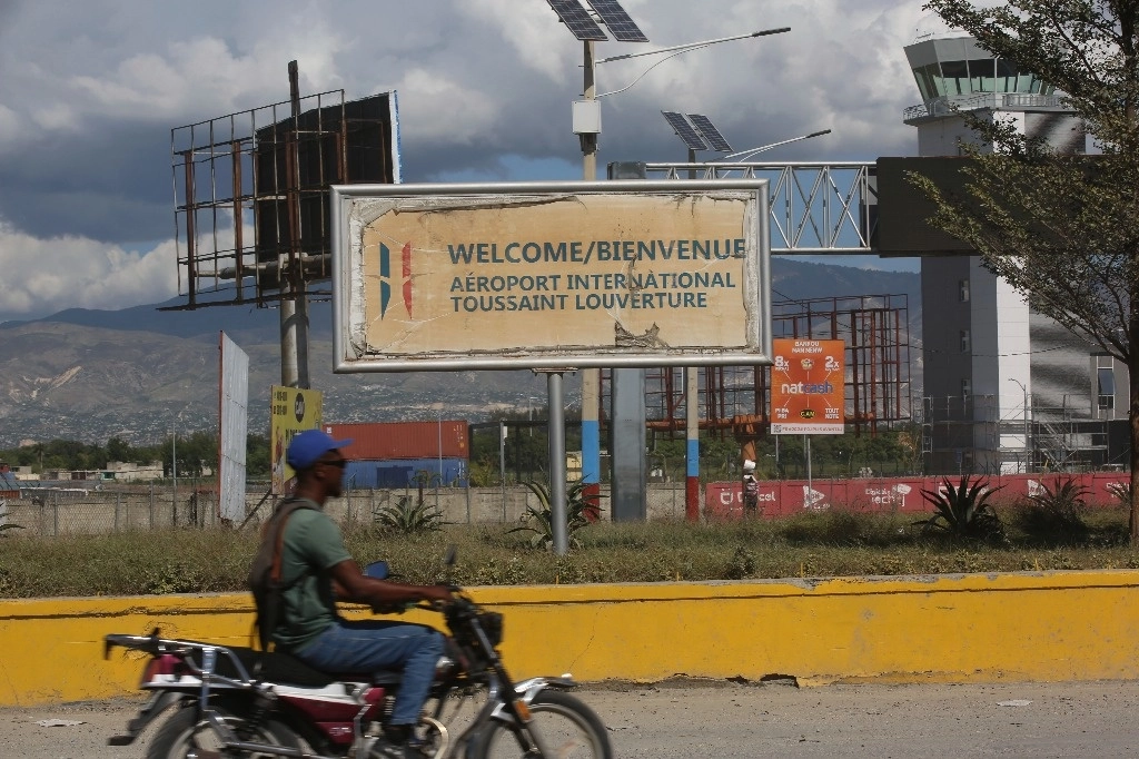 El aeropuerto Toussaint Louverture reabrió a los vuelos comerciales luego de un mes cerrado a causa de la violencia de pandillas. Foto Ap