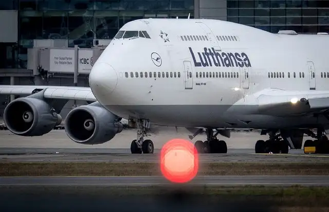 La aerolínea alemana Lufthansa anunció que dejará en tierra 150 aviones, de su flota de 750 aparatos en todo el mundo, a causa del impacto del coronavirus. La imagen, en Frankfurt. Foto Ap