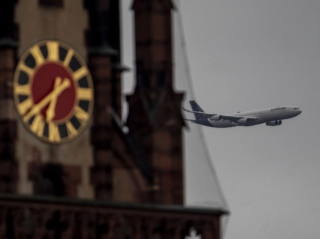 La compañía aérea alemana Lufthansa advirtió que su plan de rescate de 9 mil millones de euros negociado con el Estado alemán podría fracasar por falta de apoyo de sus accionistas. La imagen, en Frankfurt. Foto Ap