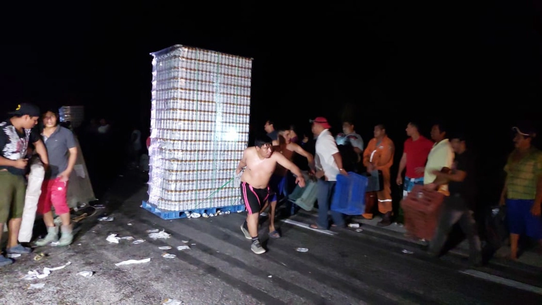 Lugareños aprovecharon el accidente del tráiler para robar la mercancía. Foto La Jornada