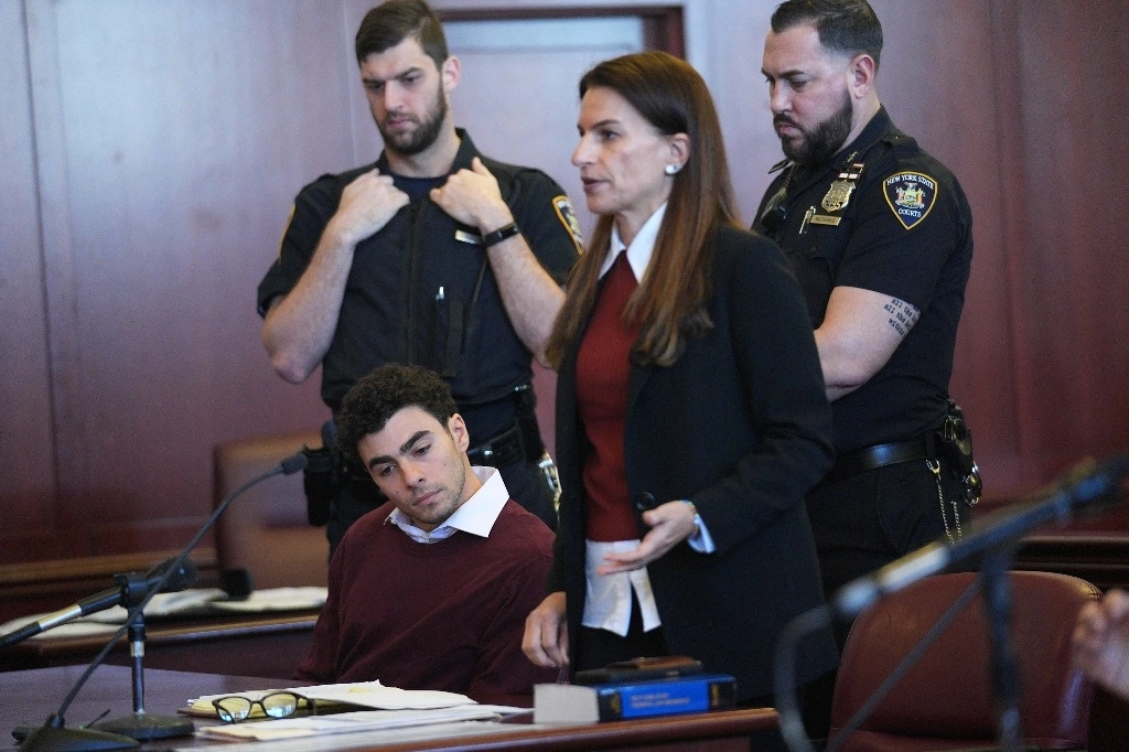 Luigi Mangione comparece ante el tribunal penal de Manhattan para su lectura de cargos de asesinato y terrorismo por el asesinato del director ejecutivo de UnitedHealthcare, Brian Thompson, el 23 de diciembre de 2024, en Nueva York. Foto Ap