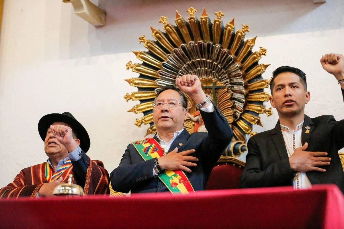 El presidente boliviano, Luis Arce (centro), el vicepresidente David Choquehuanca (izquierda) y Andrónico Rodríguez, presidente del Senado y candidato presidencial por la Alianza Popular, durante las celebraciones por el bicentenario de Bolivia en Sucre, el 6 de agosto de 2025. Foto 
