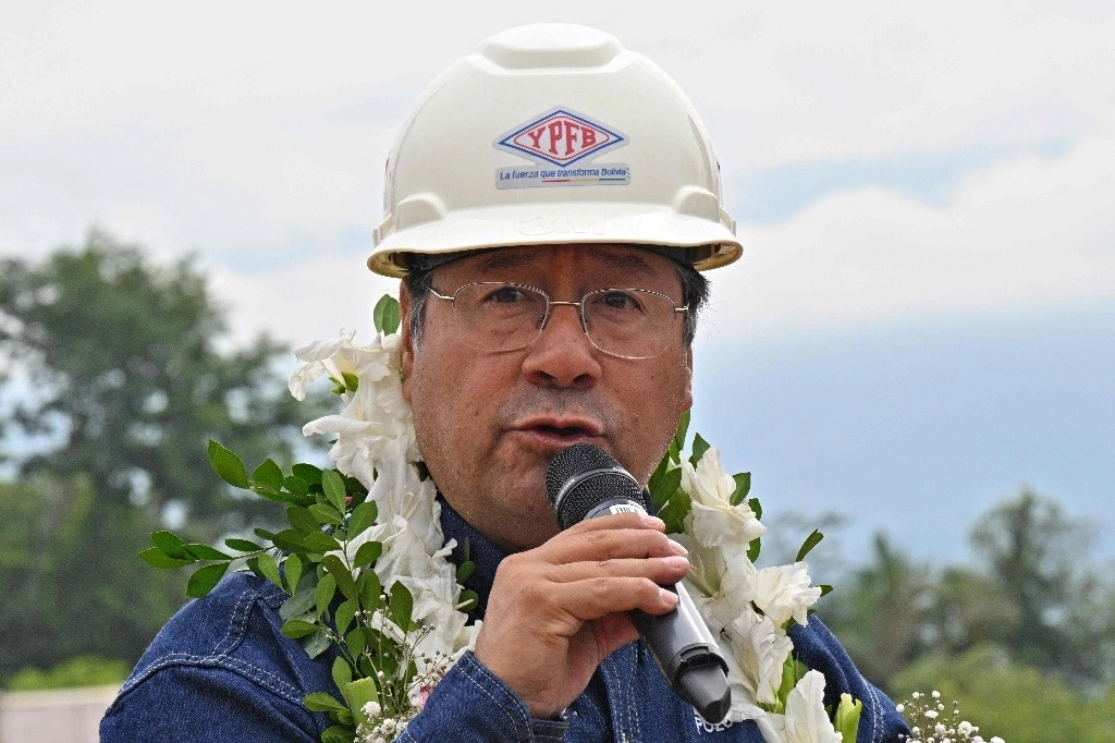 E presidente boliviano, Luis Arce, pronuncia un discurso durante una visita a la empresa petrolera estatal Yacimientos Petrolíferos Fiscales Bolivianos. Foto Afp