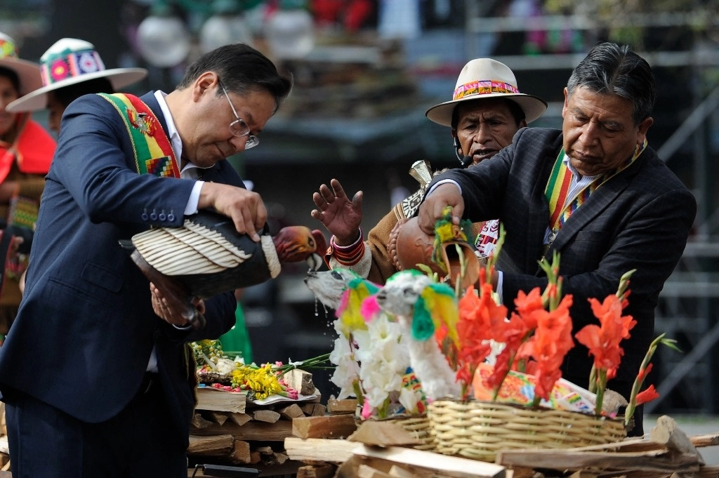 El presidente de Bolivia, Luis Arce, y el vicepresidente David Choquehuanca, participan en un ritual de agradecimiento a la Pachamama (Madre Tierra) en la plaza Murillo de La Paz, el 8 de noviembre de 2023. Foto Afp