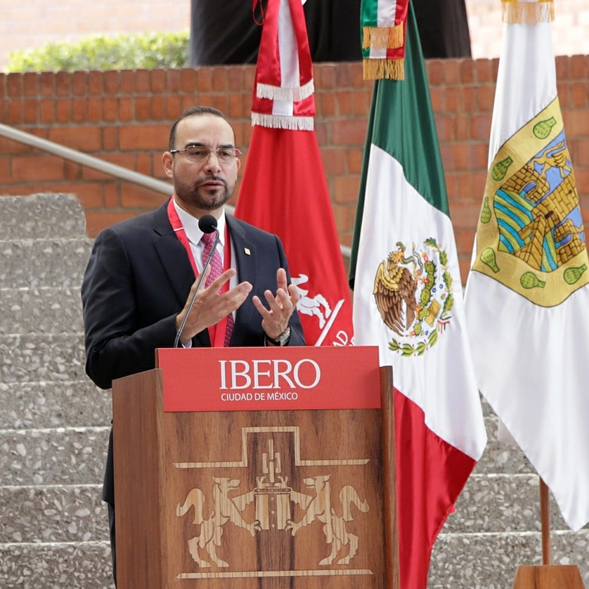 El doctor Luis Arriaga Valenzuela durante su mensaje. Foto Ibero
