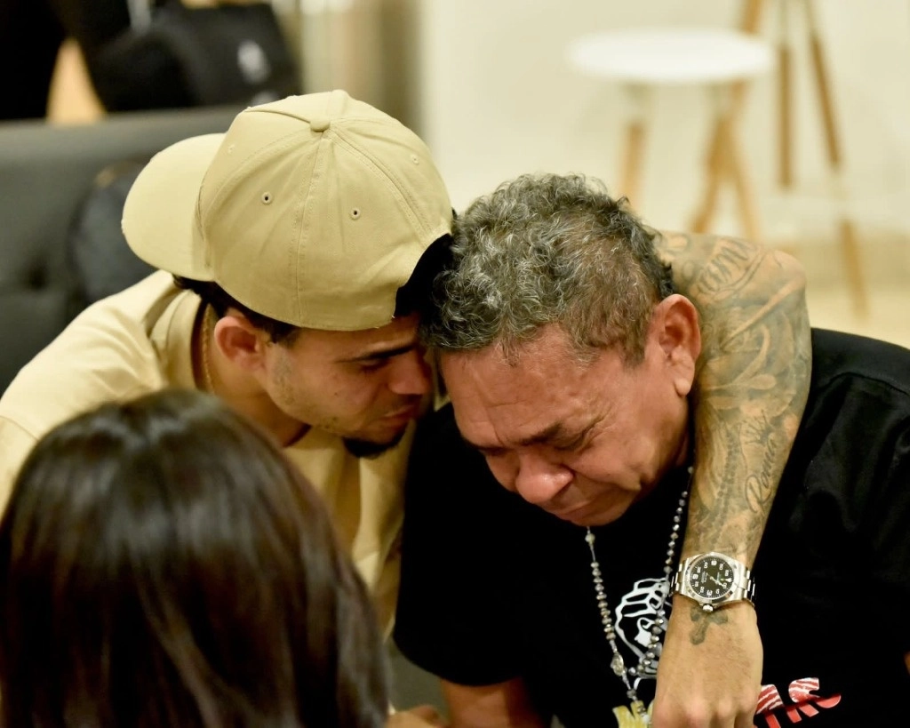El futbolista del Liverpool inglés Luis Díaz se unió a la concentración de la selección colombiana en Barranquilla y se rencontró con su padre, Luis Manuel, liberado la semana pasada tras 12 días en poder de la guerrilla del ELN. Foto tomada de X @FCFSeleccionCol