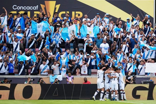 Futbolistas de la Selección de Guatemala festejan una anotación durante el encuentro. Foto 