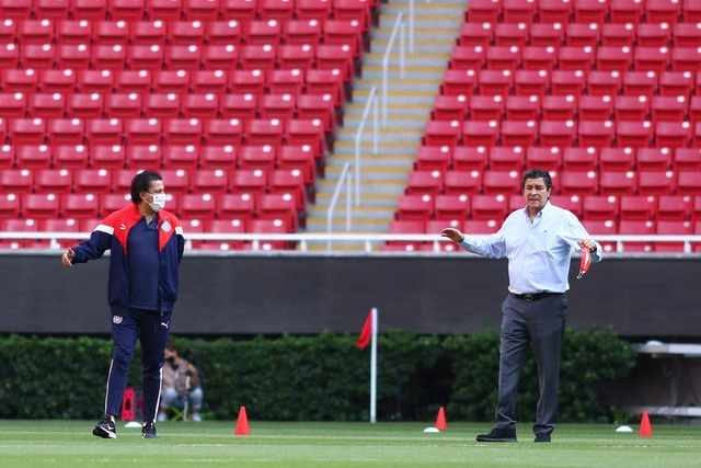 Luis Fernando Tena (derecha), previo al partido de la Copa por México ante Mazatlán en el estadio Akron en Zapopan, Jalisco, el pasado 11 de julio. Foto Xinhua / Miguel Gutiérrez / Straffon Images