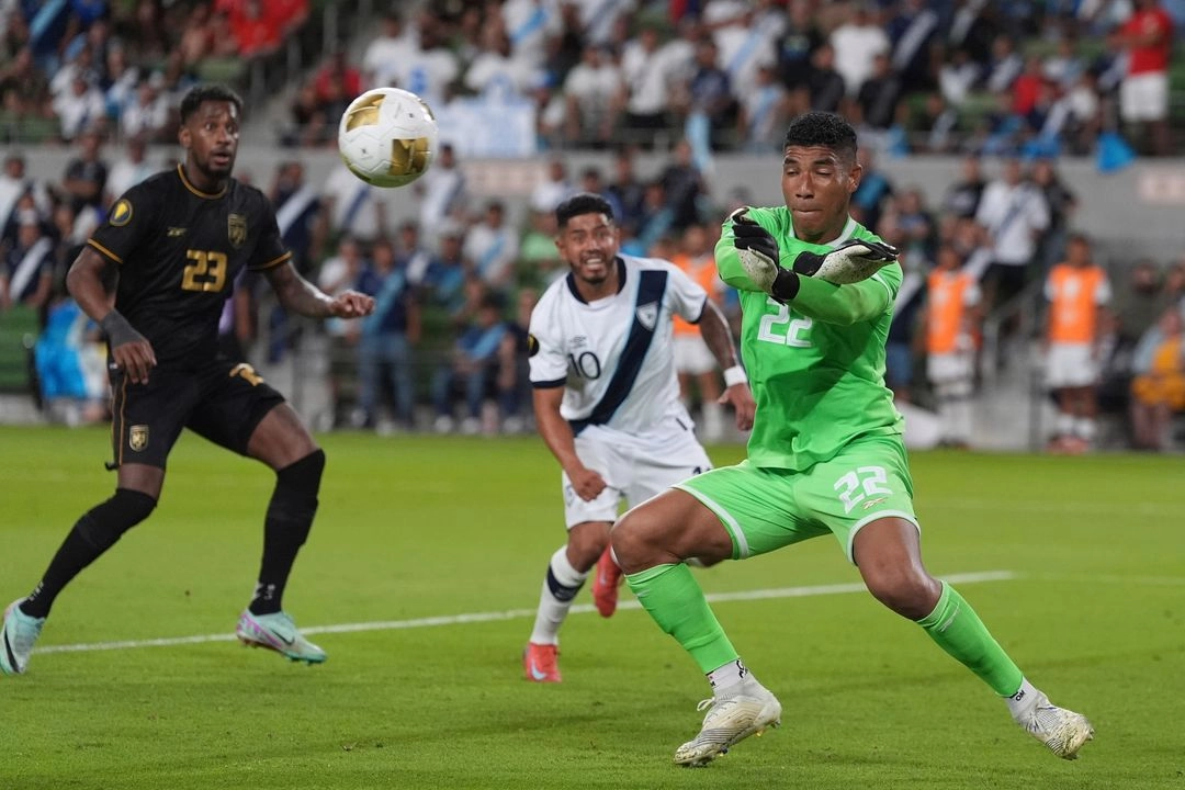 El panameño Orlando Mosquera (22) bloquea un disparo de Guatemala durante un partido de la Copa Oro de la Concacaf, el viernes 20 de junio de 2025, en Austin, Texas. Foto