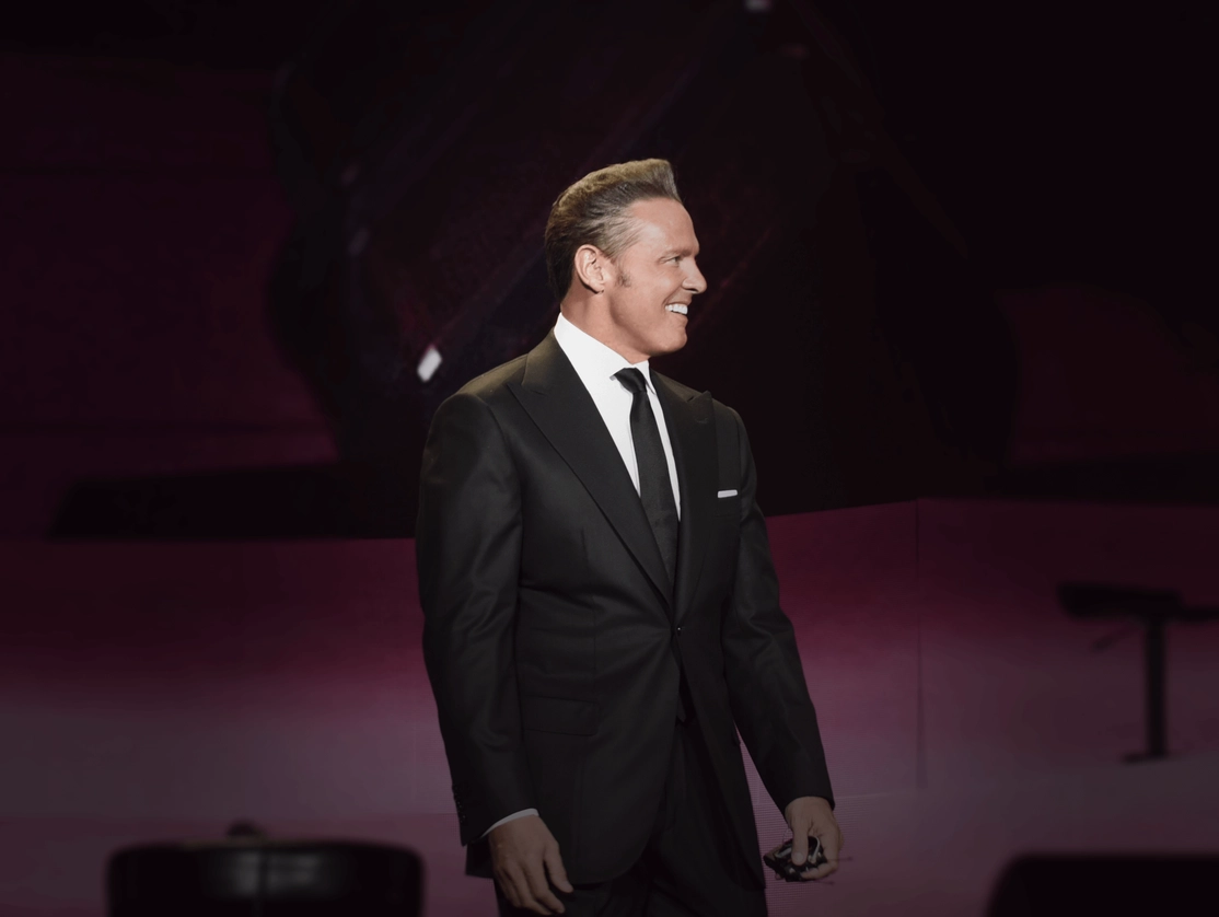 Luis Miguel durante una de sus presentaciones en la década de 2010. Foto tomada de https://luismigueloficial.com