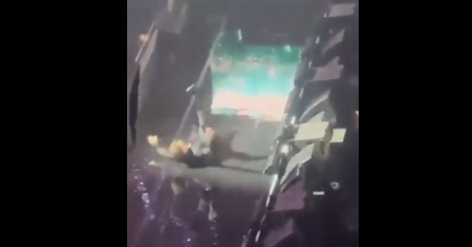 Captura de pantalla del los videos donde se observa la caída que sufrió el cantante Luis Miguel durante su más reciente concierto. Foto tomada de internet