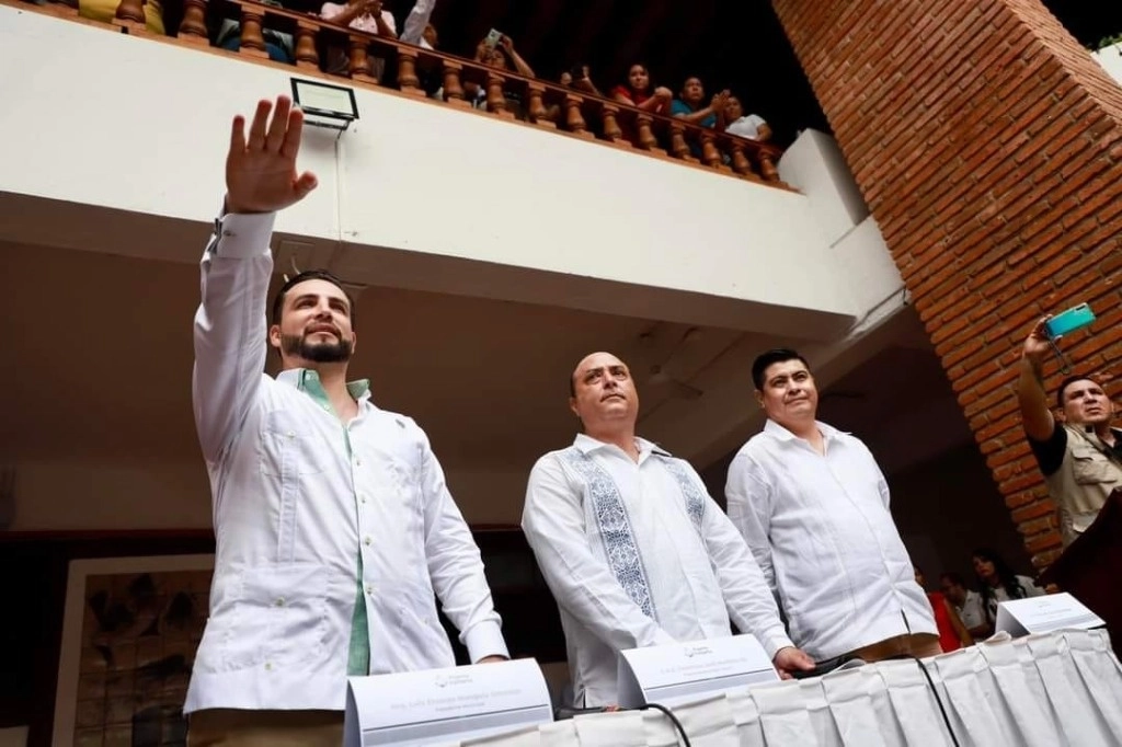 Luis Ernesto Munguía rindió protesta como presidente municipal de Puerto Vallarta; junto con él lo hicieron los regidores que acompañarán su gestión en el período 2024-2027. Foto La Jornada