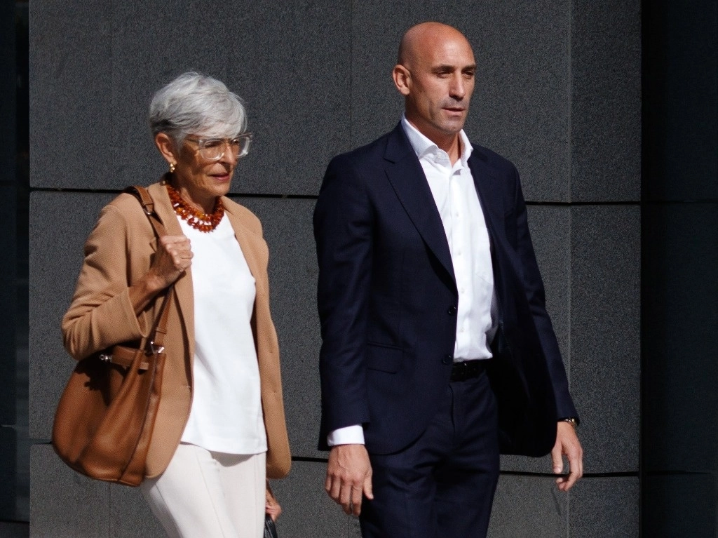 El expresidente de la Real Federación Española de Fútbol (RFEF), Luis Rubiales y su abogada, Olga Tubau, a su llegada a declarar en la Audiencia Nacional, el 15 de septiembre. Foto Europa Press