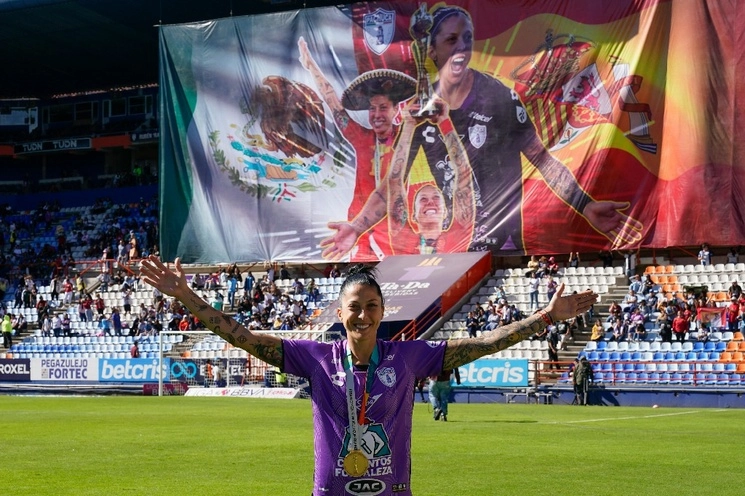 La campeona mundial de España Jenni Hermoso recibió un homenaje en la victoria del Pachuca. Foto Ap 