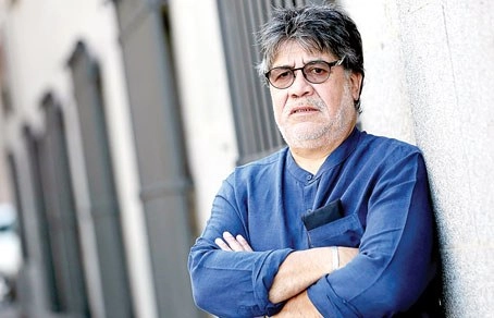 El novelista de 70 años, quien enfrentó la dictadura de Augusto Pinochet, falleció en Oviedo, España, tras larga agonía luego de ser diagnosticado de Covid-19 en febrero. Era reconocido por su calidez y compromiso social. Foto Ap
