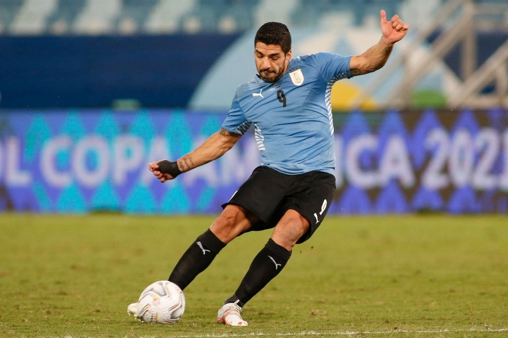 Luis Suárez de Uruguay lanza un tiro libre durante el partido de fase de grupos del torneo de fútbol Conmebol Copa América 2021 contra Bolivia en el Estadio Arena Pantanal en Cuiabá, Brasil, el 24 de junio de 2021. Foto Afp/ Archivo 