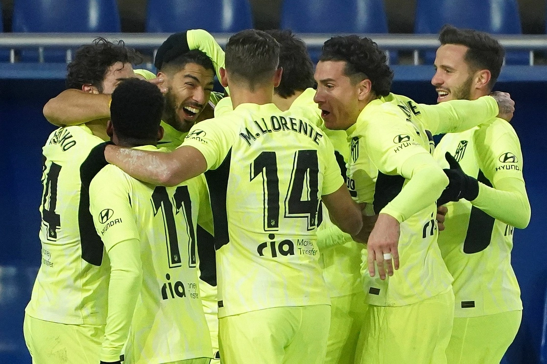 Celebra el Atlético de Madrid tras marcar un gol durante el partido de fútbol de la Liga española con el Alavés en el estadio Mendizorroza de Vitoria, el 3 de enero de 2021. Foto Afp