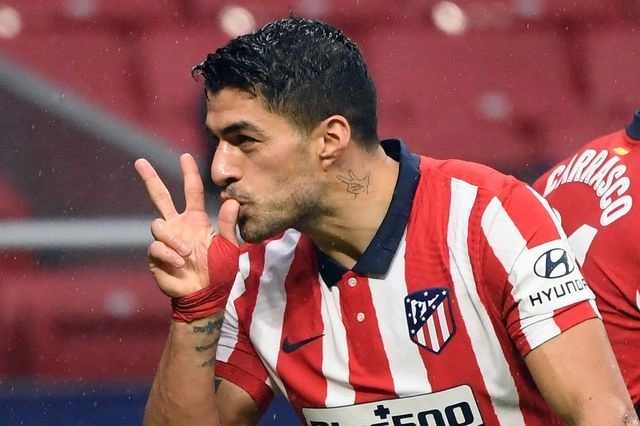 El delantero uruguayo Luis Suárez ha resurgido. Autor de un doblete tras un período de sequía, permitió al Atlético Madrid ganar al recién ascendido Elche por 3-1, en la LaLiga. Foto Afp