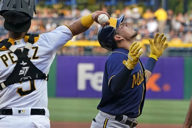El beisbolista Luis Urías durante el juego. Foto Ap