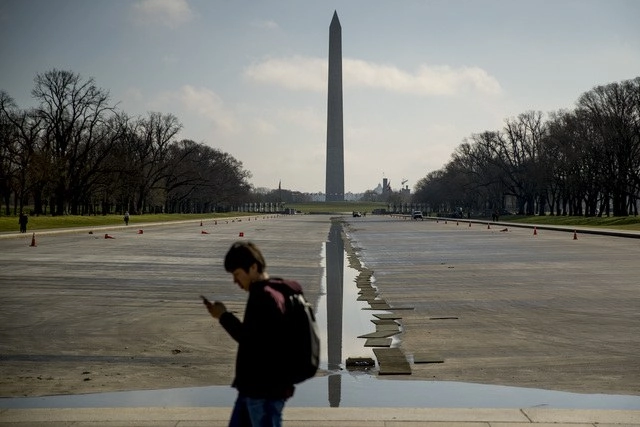 El monumento a Washington casi vacío, ante la pandemia del coronavirus. Foto Ap