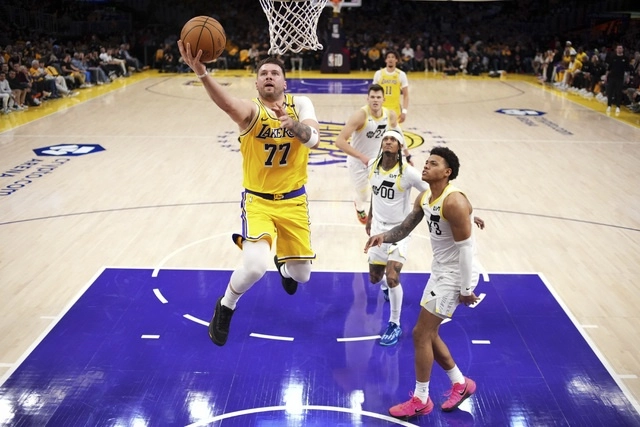 La primera canasta de la estrella eslovena fue un triple en los primeros minutos con su segundo lanzamiento para los Lakers. Foto Ap