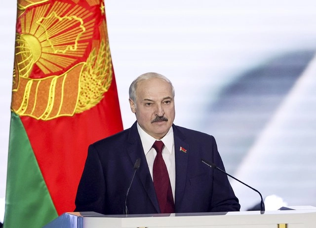 El presidente de Bielorrusia, Aleksandr Lukashenko, busca sumar votos para hacer más creíble su sexta reelección. Foto Ap 